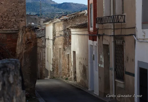 Calle iluminada de Villaconejos de Trabaque (Cuenca)