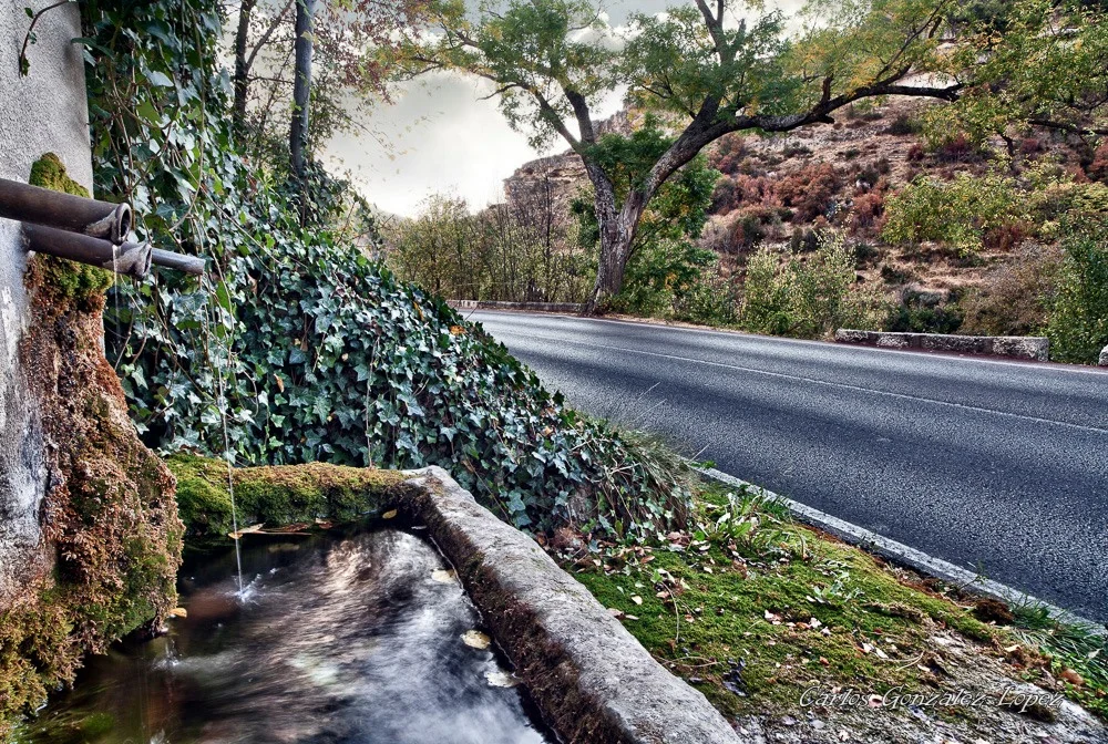 Carretera con fuente en la hoz del Huecar, Cuenca