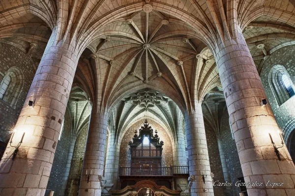 Interior solemne de la Iglesia de Santa Maria, Alarcon (Cuenca)