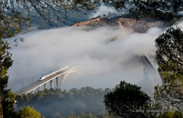 Viaducto del AVE y autovía A3 en Pantano de Contreras (Cuenca).