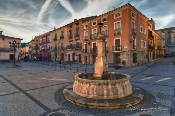 Plaza con Fuente en Priego (Cuenca)
