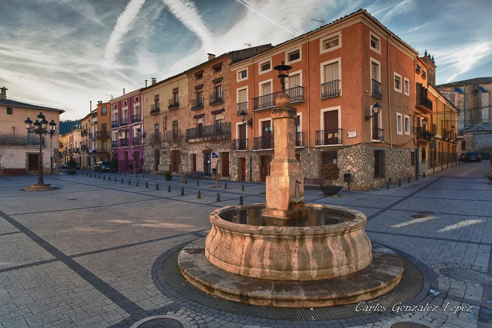 Plaza con Fuente en Priego (Cuenca)