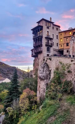 Disfrutando de Cuenca. Esta imagen de las famosas Casas Colgadas se siente mágica, especialmente con los tonos pastel que pintó el cielo al amanecer. Hicimos el Tour de Cuenqueando y el guía, Sergi, lo hizo súper ameno con muy buenas explicaciones. Me llevo no solo esta foto, sino una experiencia inolvidable de la experiencia.