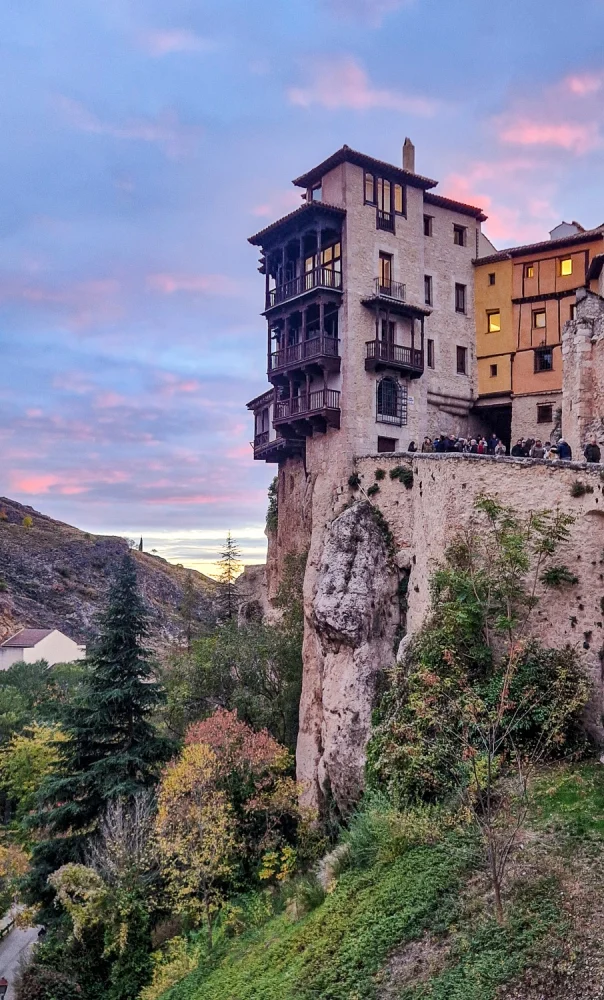 Disfrutando de Cuenca. Esta imagen de las famosas Casas Colgadas se siente mágica, especialmente con los tonos pastel que pintó el cielo al amanecer. Hicimos el Tour de Cuenqueando y el guía, Sergi, lo hizo súper ameno con muy buenas explicaciones. Me llevo no solo esta foto, sino una experiencia inolvidable de la experiencia.