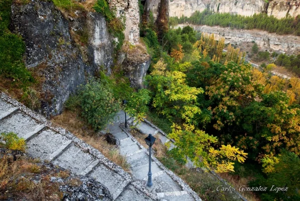 Paseo con escaleras en cuenca