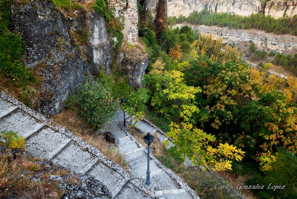 Paseo con escaleras en cuenca