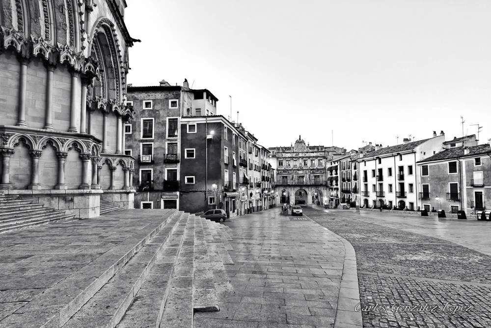 Plaza Mayor en la reflexión. Cuenca