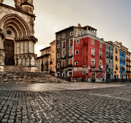 Plaza Mayor de Cuenca con reflejo del amanecer