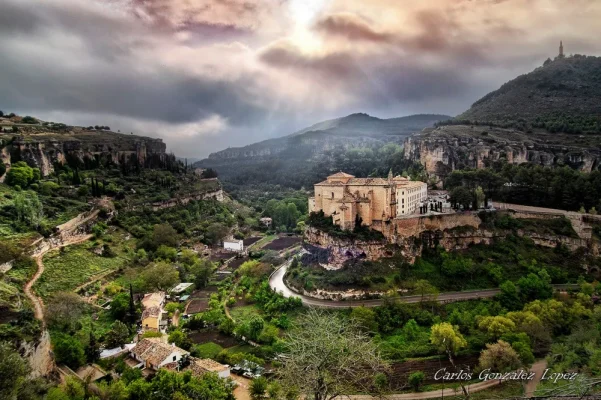 Vista del Parador de Cuenca a contraluz