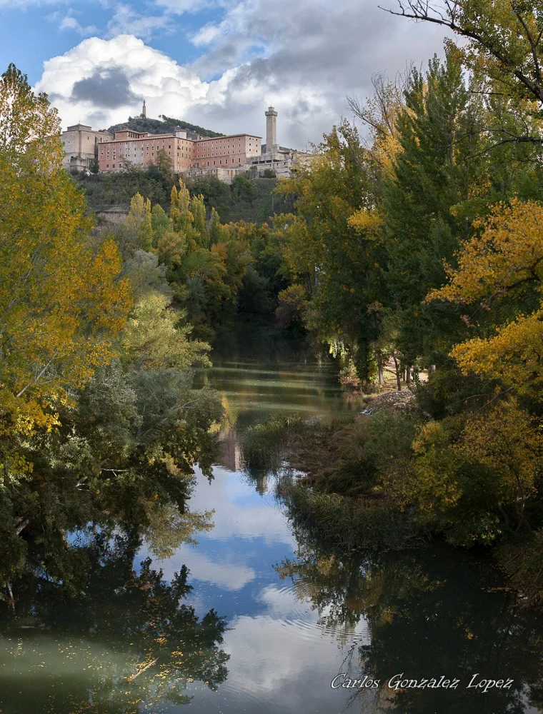 Pescar en aguas tranquilas, río Jucar, Cuenca