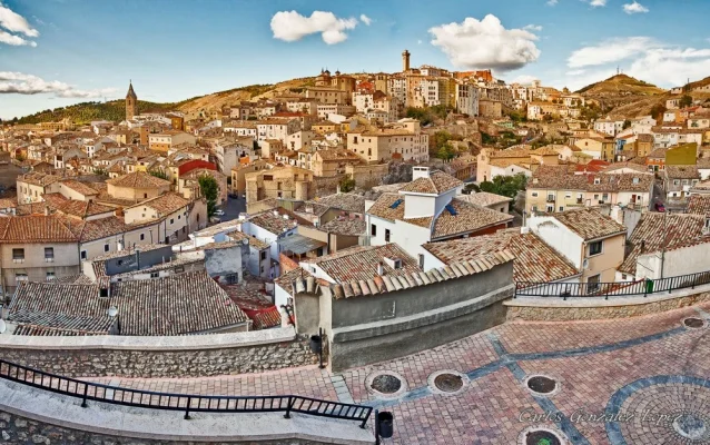 Vista de Cuenca desde los Tiradores con calle