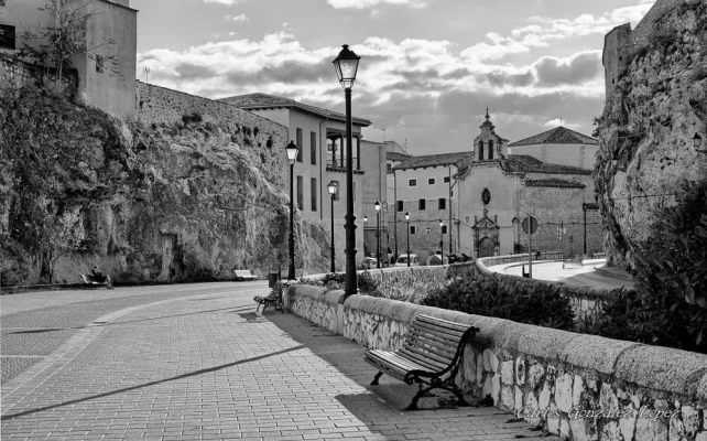 Calle iluminada dia auditorio cuenca