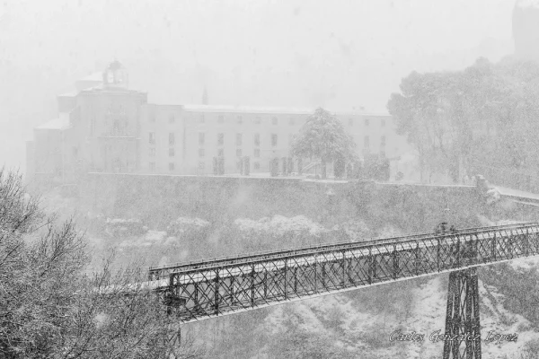 Copiosa nevada sobre el Puente de San Pablo, que une la zona ant