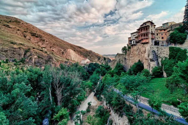 Vista de las casas colgadas desde Puente San Pablo, Cuenca