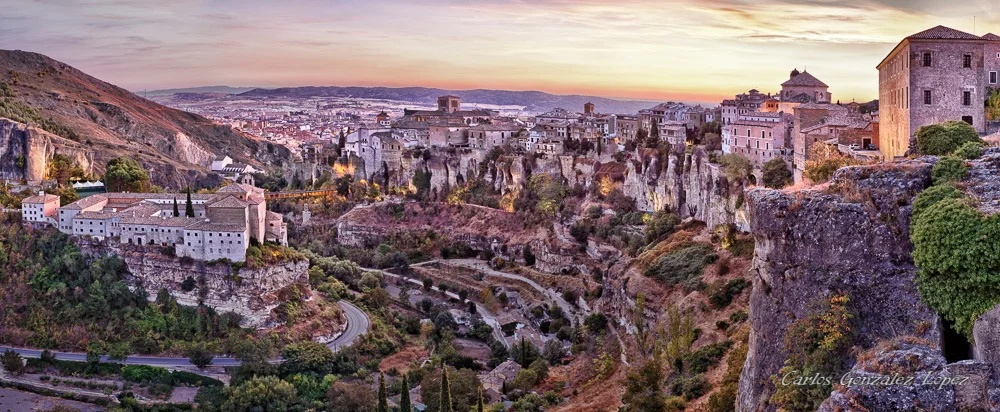 Panoramica anochecer Cuenca desde castillo