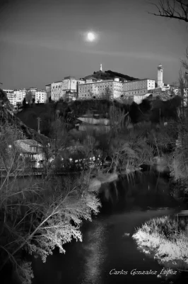 Vistas de Cuenca bajo la luna