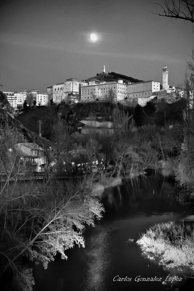 Vistas de Cuenca bajo la luna