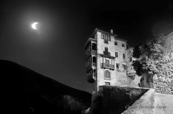 Las casas colgadas bajo la luna, Cuenca