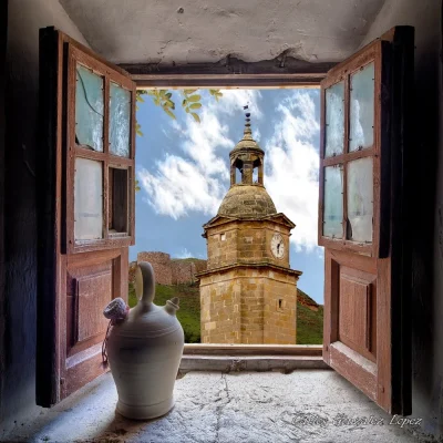 Ventana ficticia con la Torre del Reloj de estilo neoclásico po