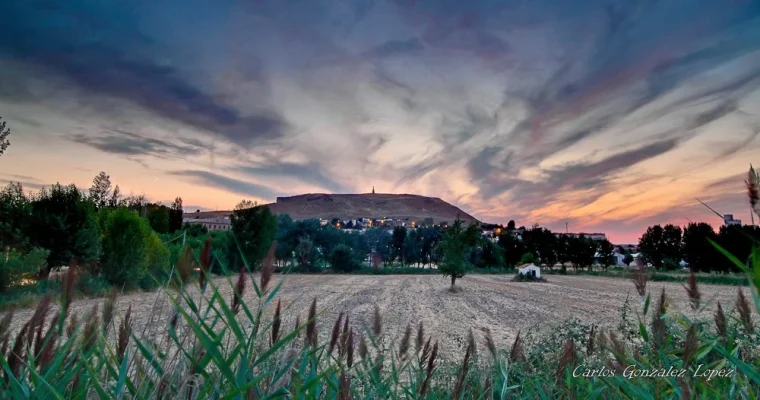 Vista desde la Estacion anocheciendo, Huete (Cuenca)