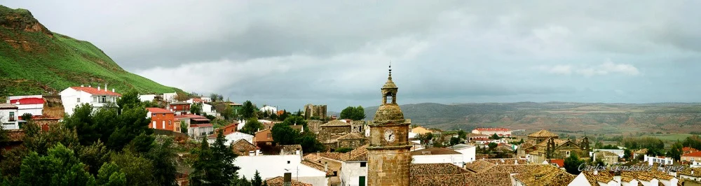 Panoramica con torre de la Ciudad de Huete (Cuenca)