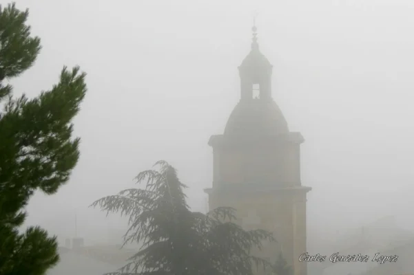 Torre del Reloj entre nieblas, Huete (Cuenca)