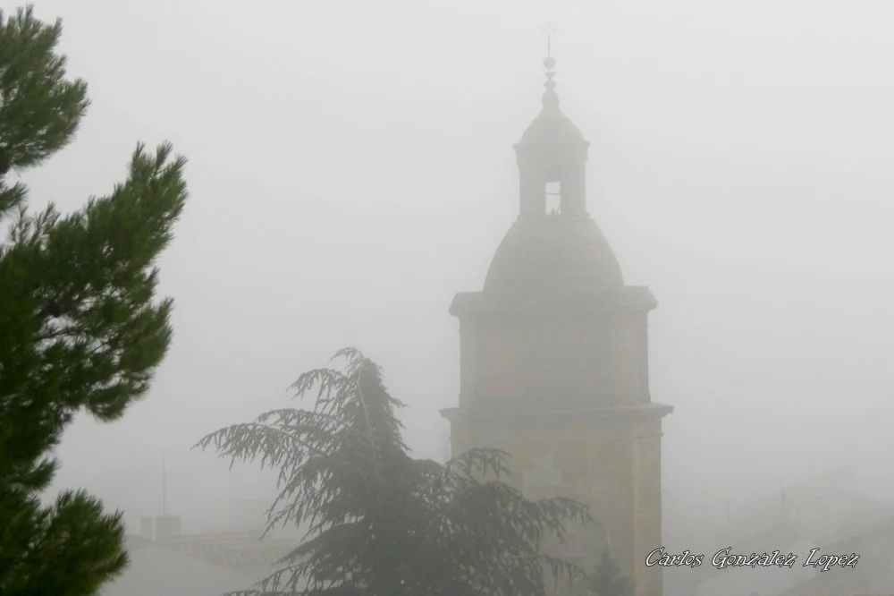 Torre del Reloj entre nieblas, Huete (Cuenca)
