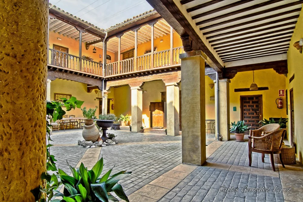 Patio del Hotel Conde Garcinarro, Huete (Cuenca)