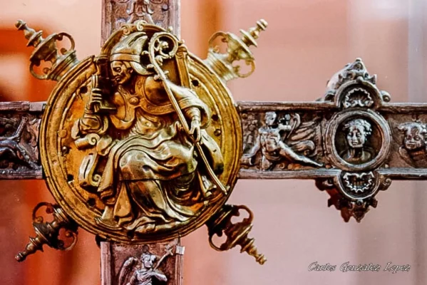 Detalle cruz Museo de la Iglesia Merced, Huete (Cuenca)