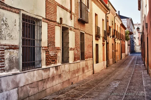 Calle de las Escuelas con sol, Alcala de Henares