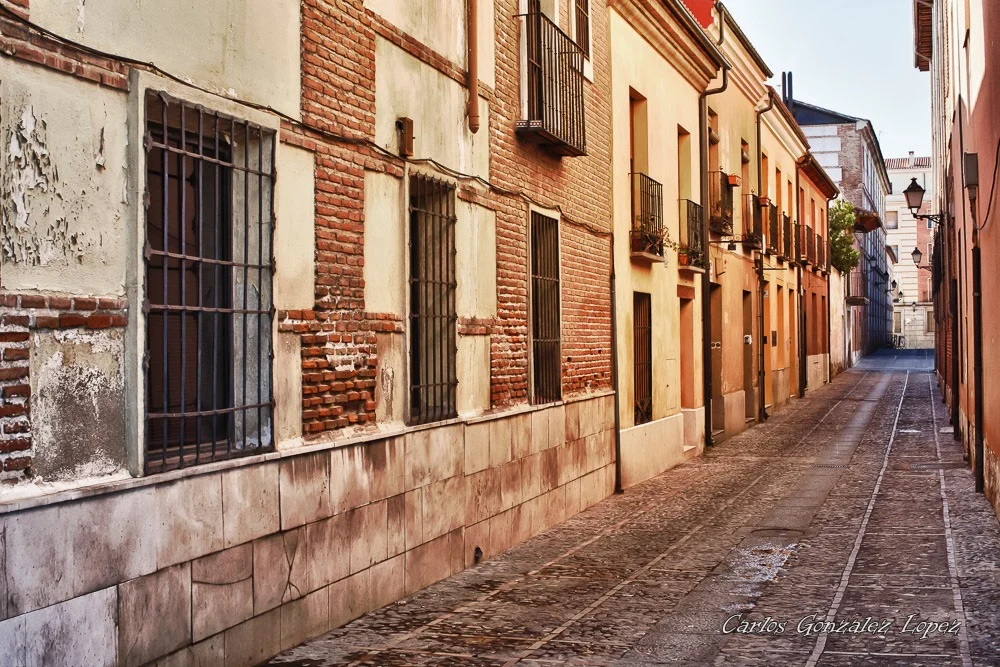 Calle de las Escuelas con sol, Alcala de Henares