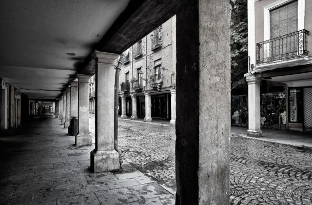Calle soportalada de Alcalá de Henares