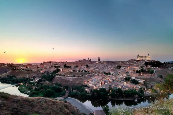 Vista general de la ciudad al anochecer de Toledo